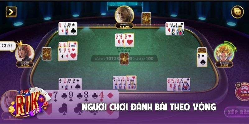 Người chơi đánh bài theo vòng